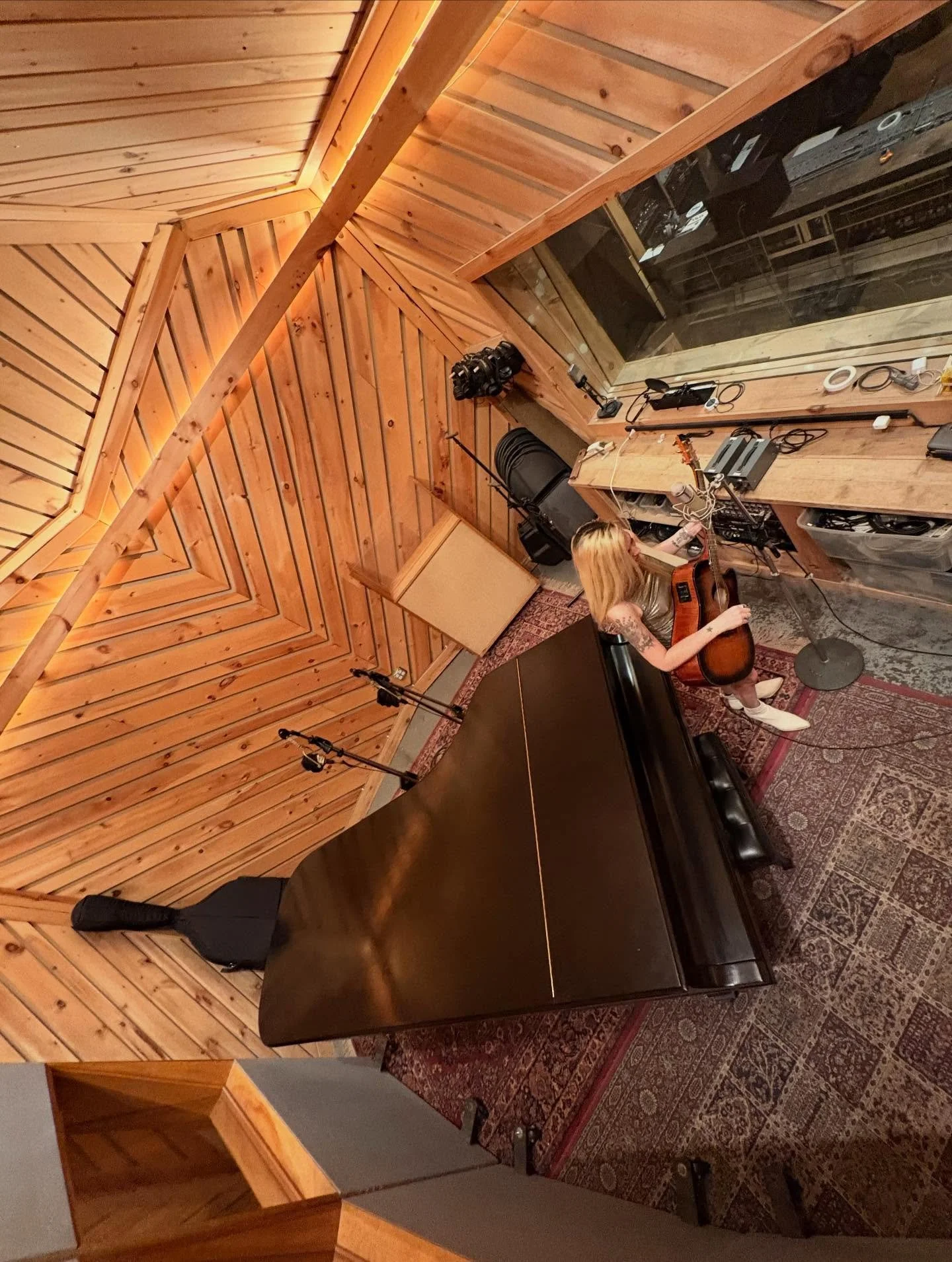 Some behind the scenes from today🎬
&lsquo;Ordinary&rsquo; video shoot at @bunkerstudio 
with @fuelheartproductions @adiamondheartproduction
Big shoutout to @rudelystoned🎚️💕