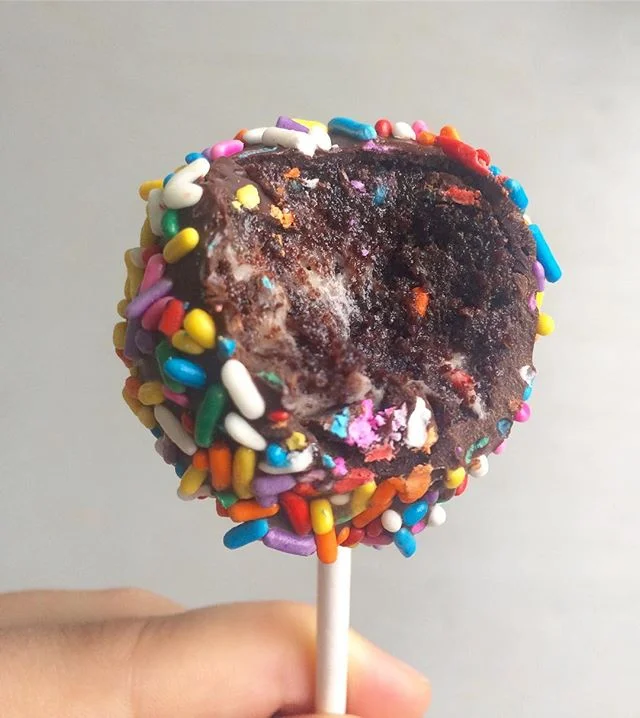 ✈: Travel tip! If you're going to NY for the holidays, make a pit stop in NJ for one of these. 👌🍰🍭 #DCglutenfree