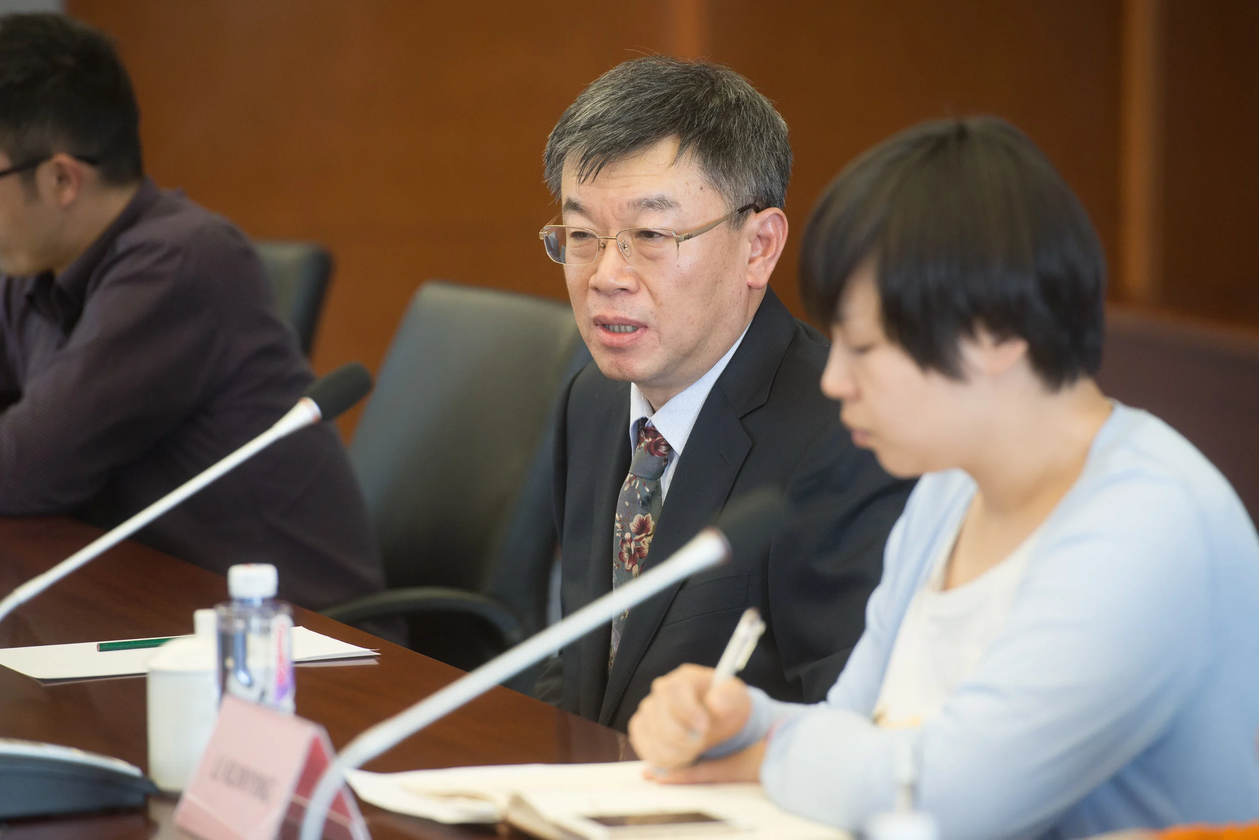 Chen Xuecong discusses biotechnology issues with members of the ISGA during a recent visit to Sino Grain in Beijing, China. (Photo: Joseph L. Murphy)