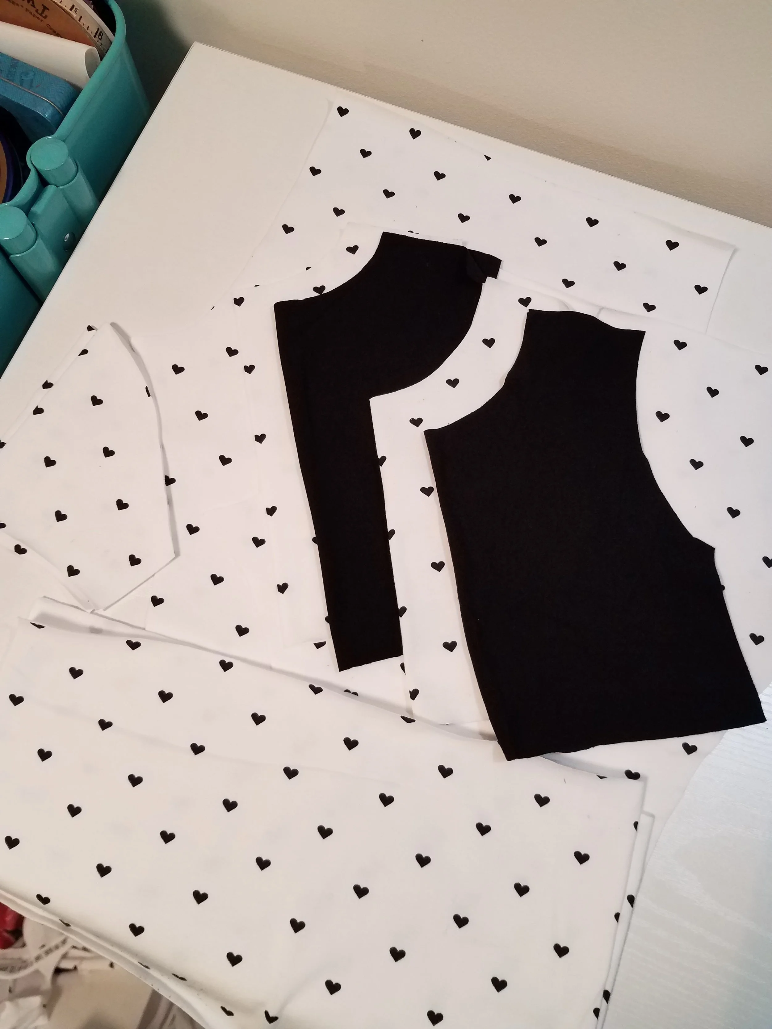 Ok. This pic is not overly helpful by virtue of my fabric choices, but it shows my lining pieces, which are black.