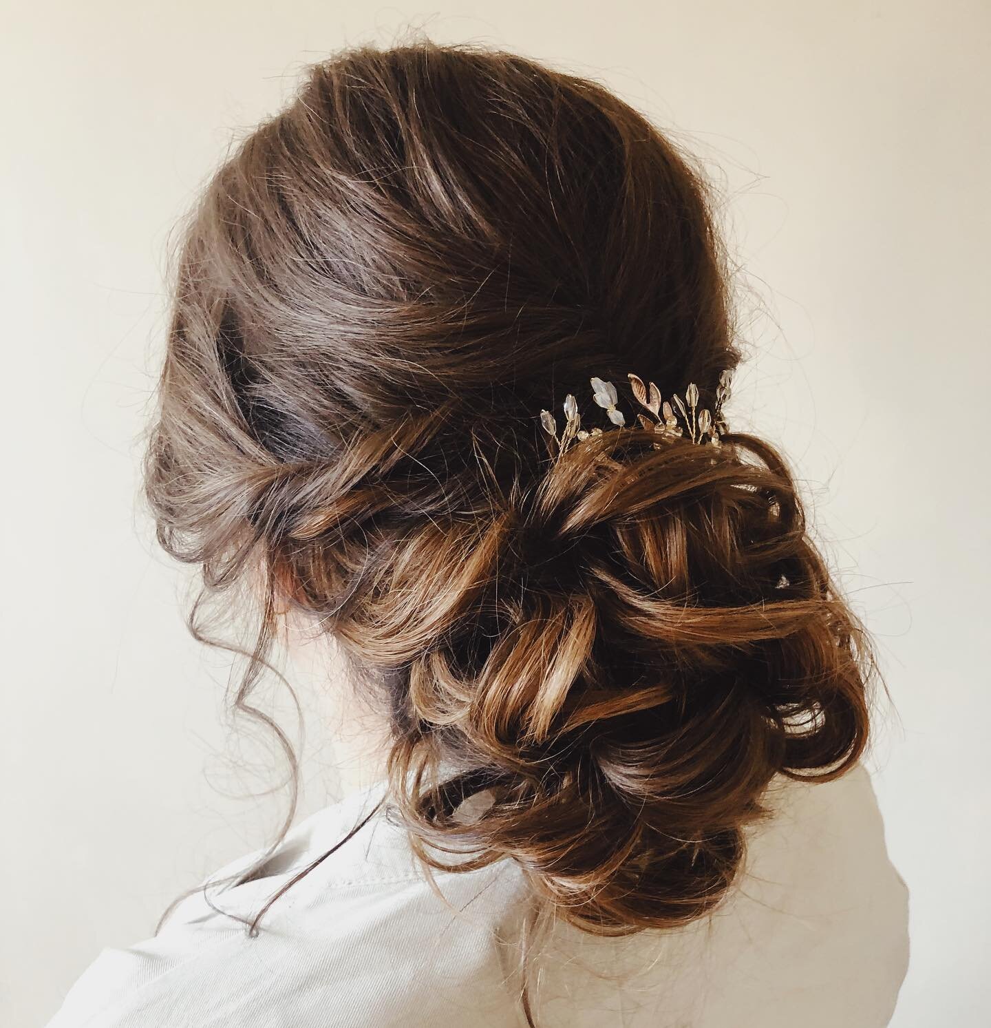 Classic updo 🌿 #classicupdo #bruid #trouwen #bruidskapsel #bruidsmakeup #trouwenin2021 #lovemywedding #bruiloftinspiratie #bruidshaar #bruidsstyliste #wedding #weddingday #bohobruid #festivallook #festivalbruiloft #trouweninutrecht #bohemian #bridet