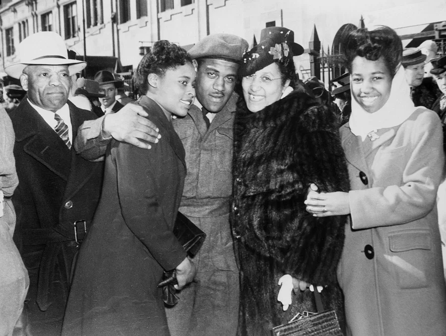 Violet King-Henry (r) and siblings John King (r) & Stella King welcome their brother Ted King back to Calgary in March 1946. Della Mayes (second from left) was married to Ted King