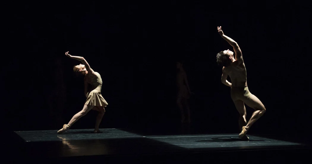 Aneta Zbrzezniak and Pawel Koncewoj in “Moving Rooms” in this troupe’s New York debut at the Joyce Theater © Paula Lobo for The New York Times