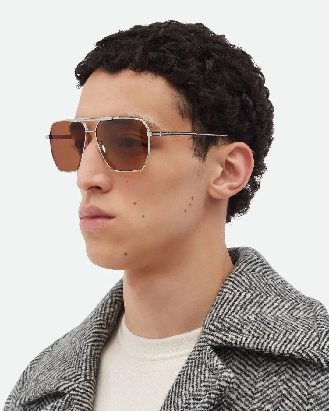 You know that one pair you keep reaching for?

Clean shape. Warm lens. No big logos.
Just solid design that works with everything.

Bottega Veneta, but the quiet kind.

Available at KIMS Optical.

#BottegaVeneta #LuxuryEyewear #KIMSOptical #QuietLuxu