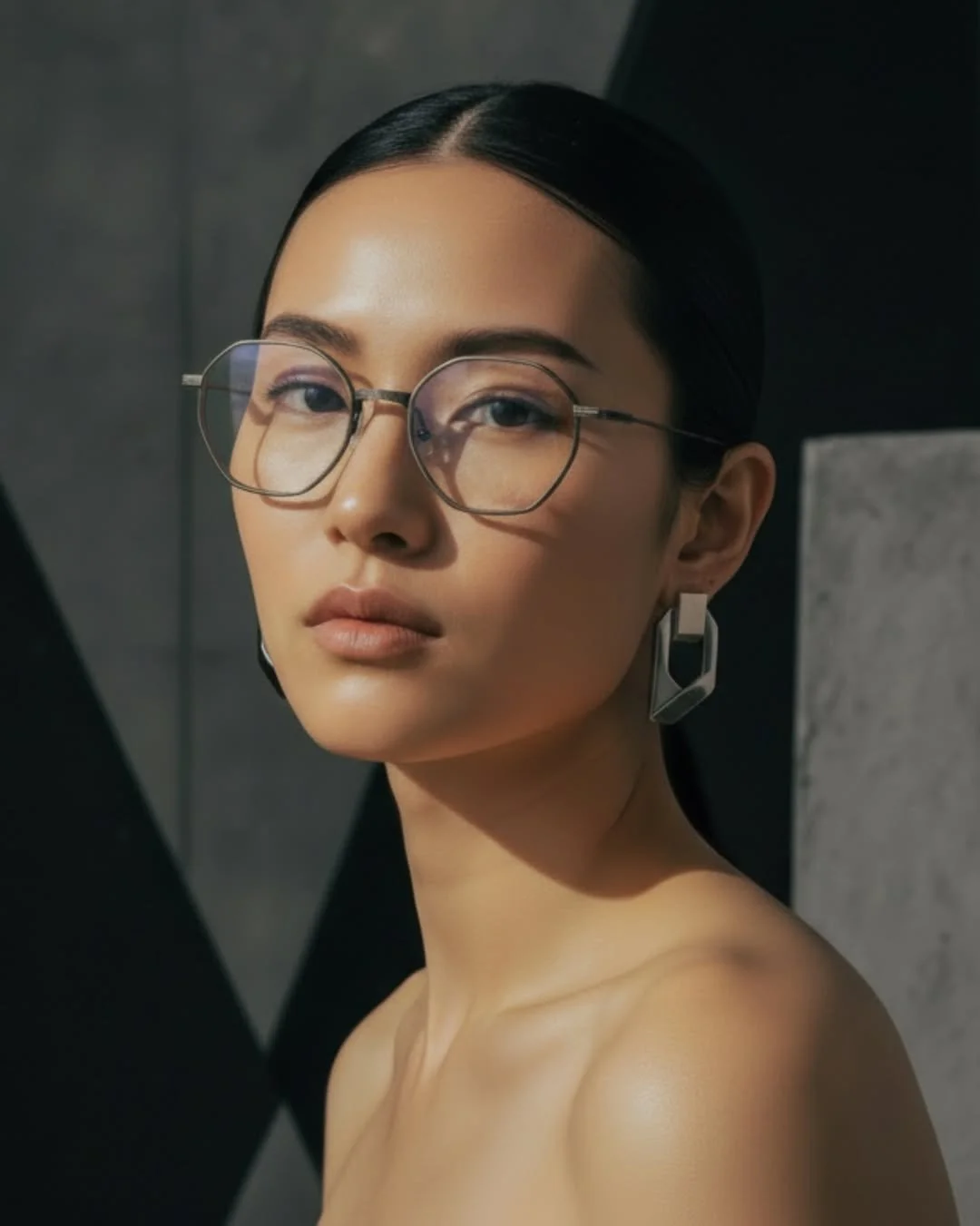 Not every frame is designed to blend in.
Some frames are designed to make a statement.

The KIO YAMATO KT-564U is one of them.

Its distinctive 10-sided geometric silhouette gives the frame a sculptural presence.
Bold, but still balanced.

Crafted fr