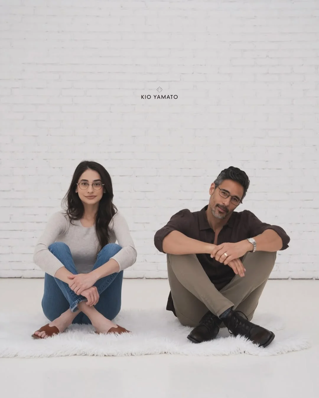 The best days are usually the simplest ones.

A quiet conversation.
A walk together.
Time that moves slowly for a moment.

Sometimes style isn&rsquo;t about standing out.
It&rsquo;s about feeling comfortable in your own rhythm.

The kind of details t