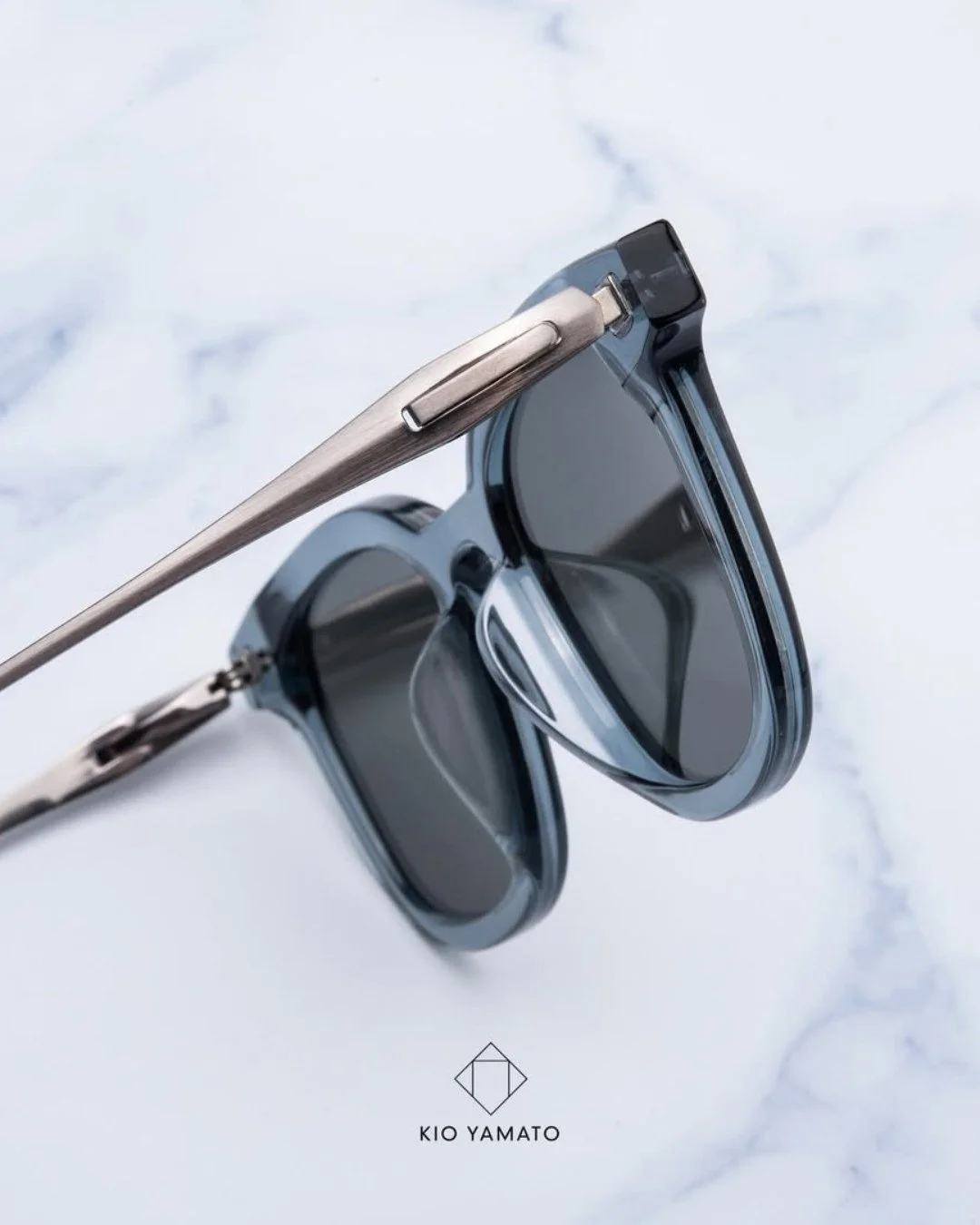 Some sunglasses show everything at first glance.
Others take a closer look.

The material transitions.
The finishing along the temple.
The way everything connects.

KIO YAMATO frames are built through hundreds of careful steps.

Not for attention.
Bu