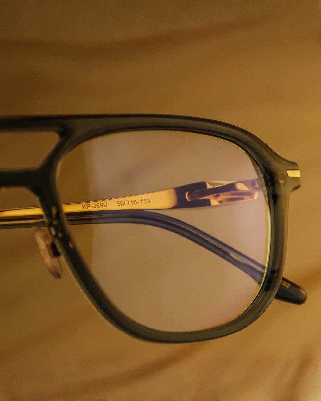 Not your usual aviator.

It looks familiar,
but feels different when you wear it.

Acetate on the outside.
Titanium inside.

So it feels solid,
but still light.

The hinge moves with you,
so it doesn&rsquo;t press or feel tight.

Small details,
but t