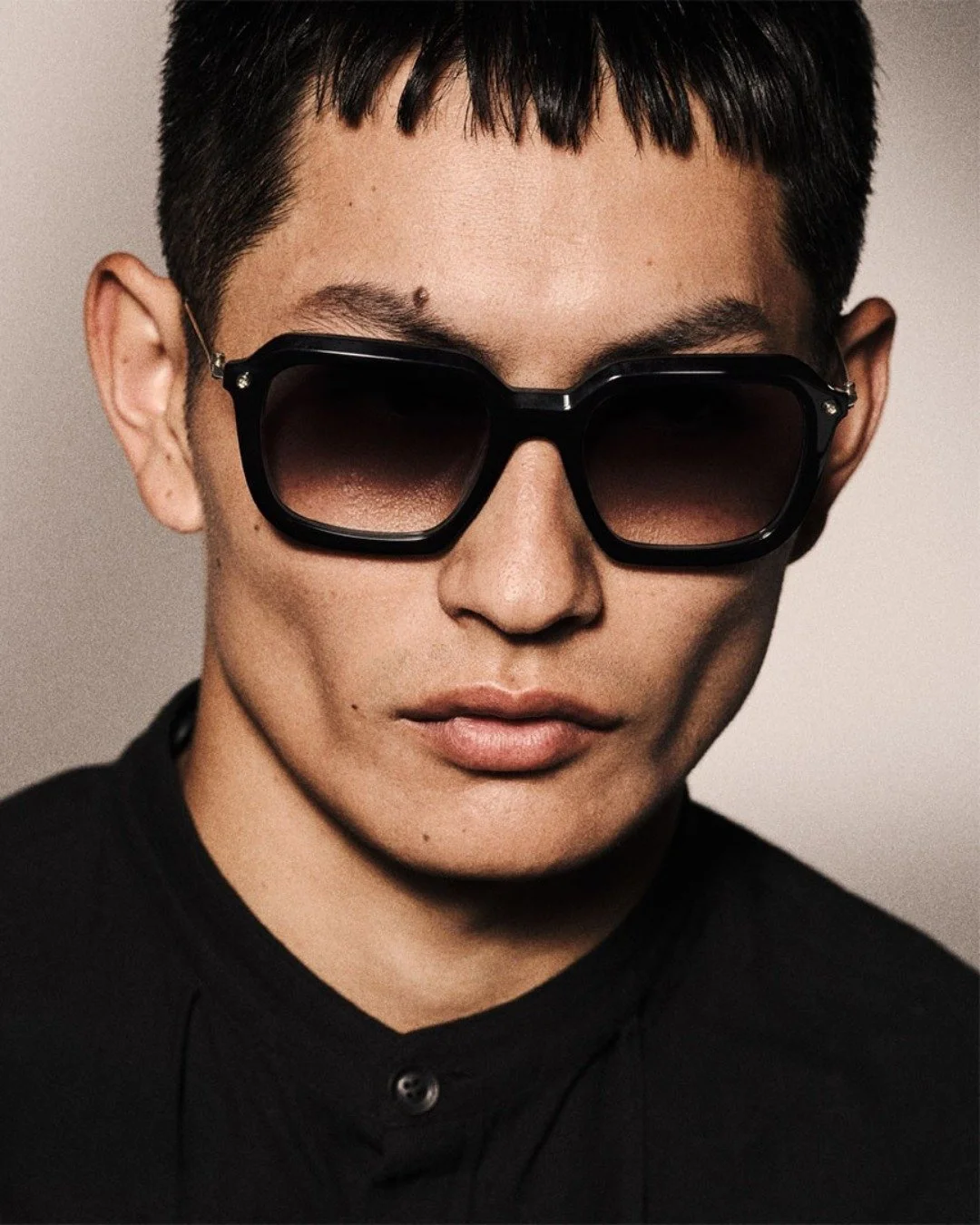 The person who wears SLOOK006 has already decided.

They decided what kind of life they're living. What kind of look that life requires. What the final detail of every outfit is going to be.

@yohjiyamamotoeyewear SLOOK006 is for that person.

Oversi
