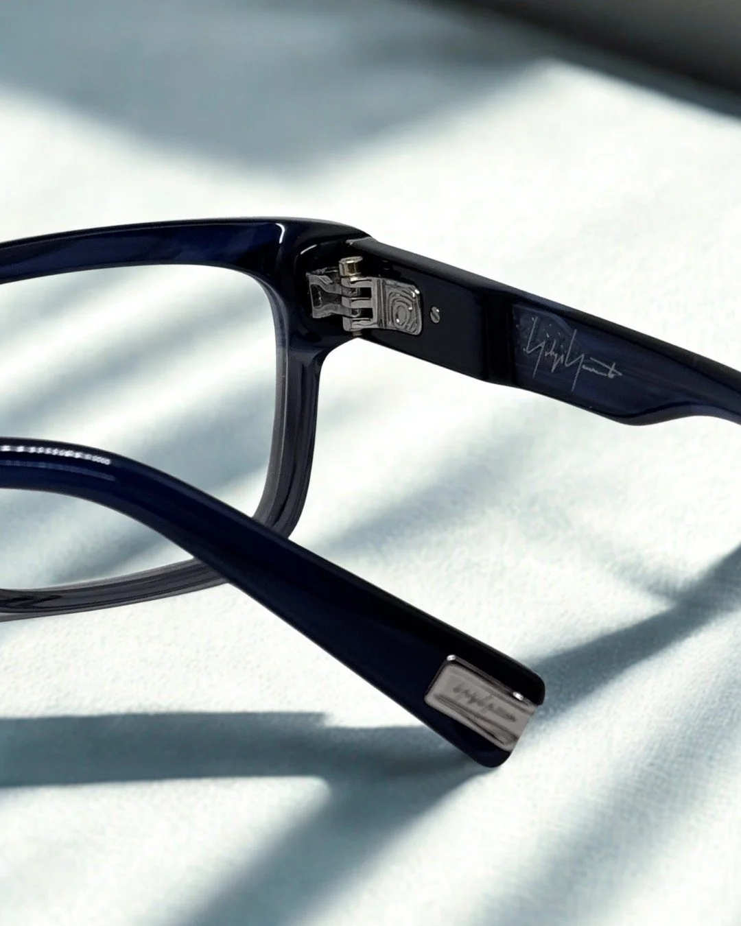 There's a part of every eyeglass frame that most people never look at: the hinge.

It opens and closes every single day. It holds the shape of the frame across years of wear. It connects the arm to the front, doing constant work from the moment the g