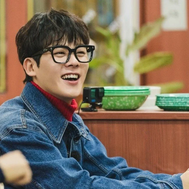 The right frame usually doesn't announce itself.

You try it on.

Look in the mirror.

And something just feels... right.

Not because it changes who you are.

But because it feels like you.

That's what we like about LASH.

Korean-crafted.
Thoughtfu