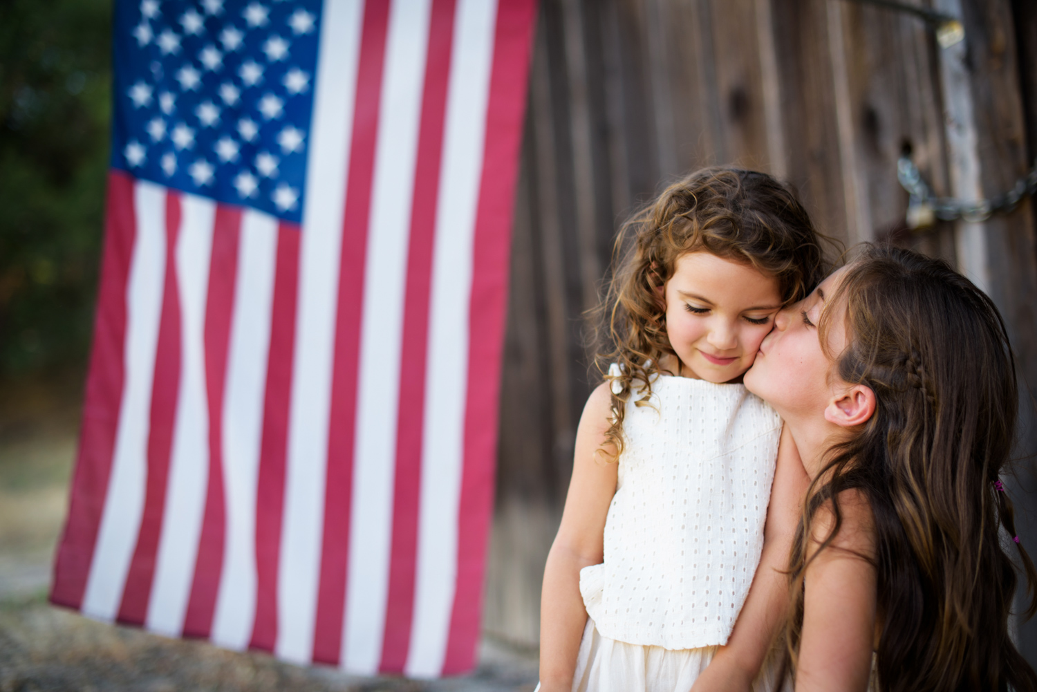 portrait_sisters_snuggle_flag.jpg