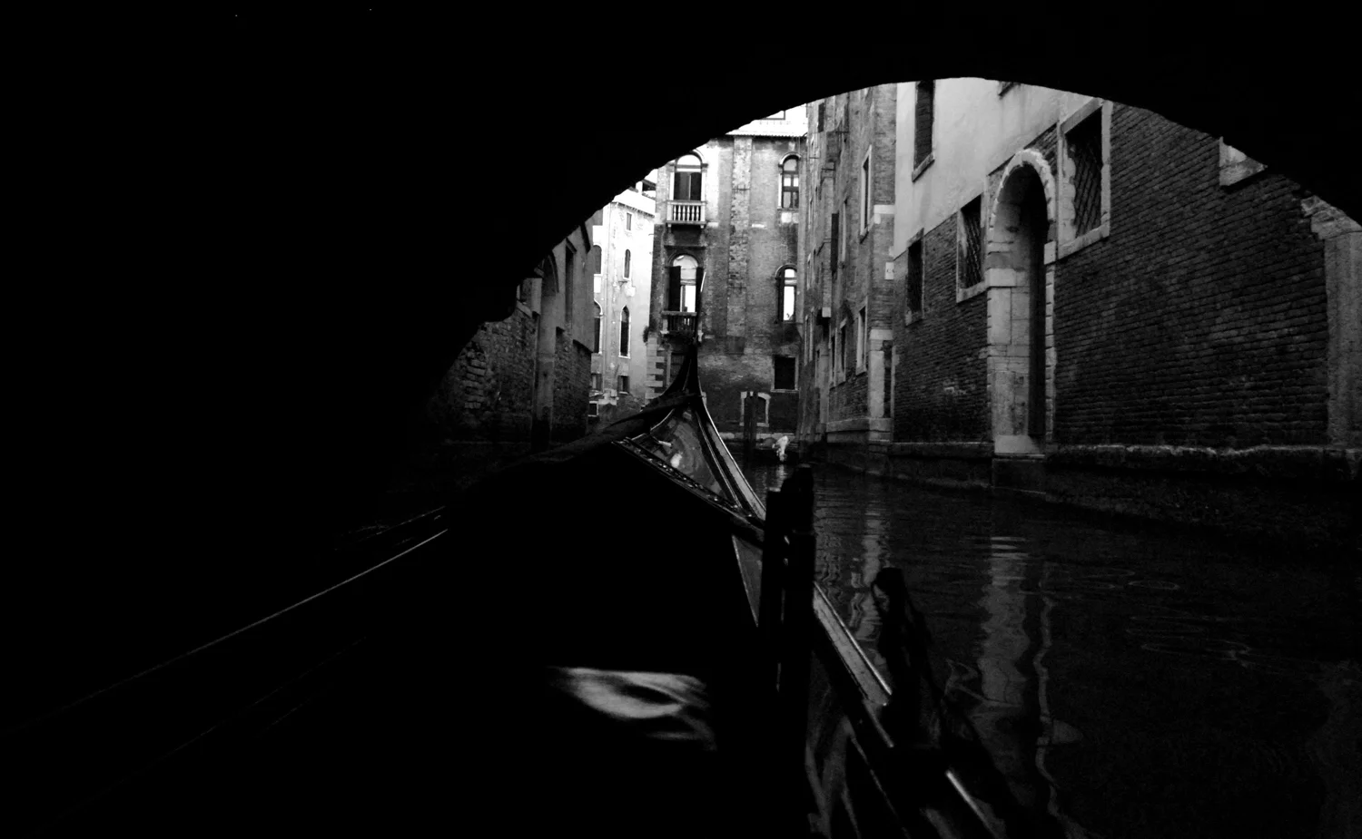 venice_italy_travel_boat_view.jpg