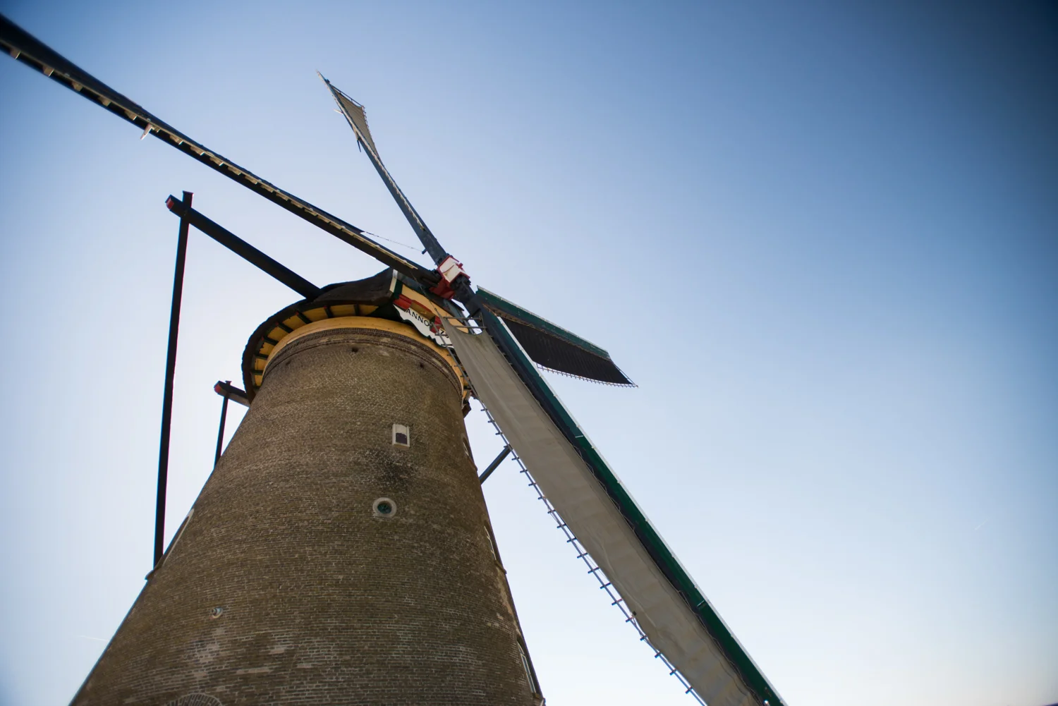 netherlands_travel_windmills_kinderdijk_up.jpg