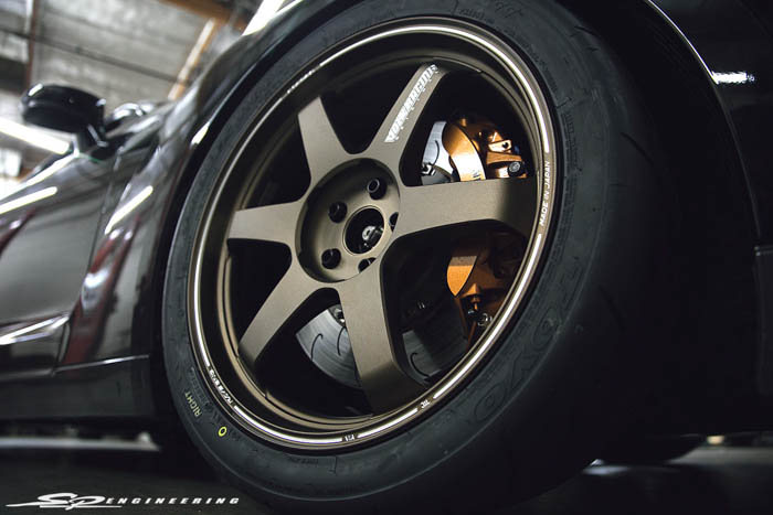 One hold up, every picture EVERY PICTURE, that Rays showed of the wheels was with a concave face. There was not one picture EVER given to the public of face 1 or face 2. Nor did we know the sizing at the time of pre-orders of the demo cars we saw with the wheels. First pictures of this setup came out early last month and it seemed to shake some people up. Disappointment is maybe not a strong enough term for those who spent some $5,000 on their new wheels. Why are they not concave up front? The fronts are ugly! Etc etc.
