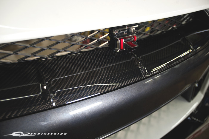 Just as the tuner finished tuning Joshua’s SPE1000R GT-R, his Mine’s CF bumper grille came in. Such a small but noticeable piece.