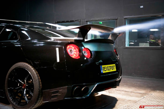 The aeronautical engineers as well as us were impressed by the wing and trunks performance, resulting in 15 times more downforce than the factory GT-R wing.