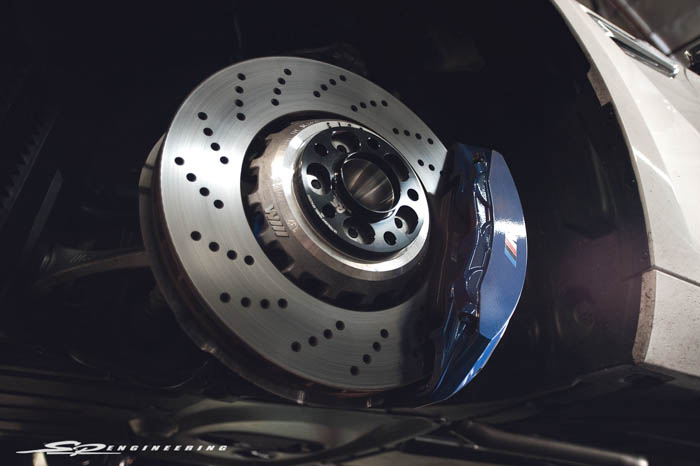 The M6 6 pot brake caliper is massively huge and great for stopping the weight of the vehicle.