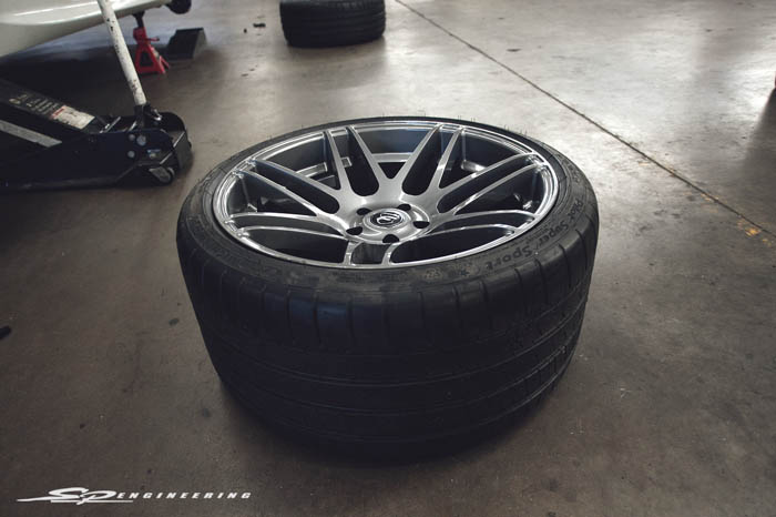 20×9.5 front and 20×11 rear in gloss gunmetal.