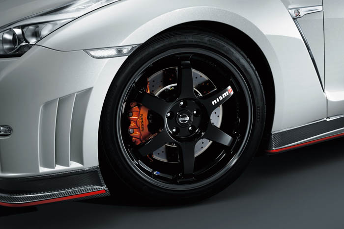 • The GT-R Nismo’s black 6 spoke wheels are inspired by Nissan’s legendary GT500 race car.