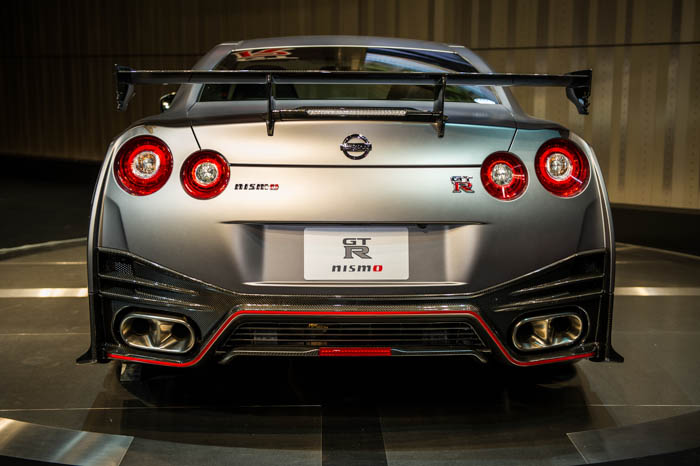 • Together, the front bumper, engine undercover strake and carbon rear spoiler increase downforce, lowering the center of gravity and generating an additional 100kg (at 300km/h) compared to the freshly updated 2014 GT-R model. The cars aerodynamic characteristics are tuned to ensure the downforce is equally spread front to rear at all speeds for progressive handling characteristics. A widened front bumper configuration and elongated yet tapered rear bumper design keep the drag to Cd 0.26, same with that of 2014 Nissan GT-R.