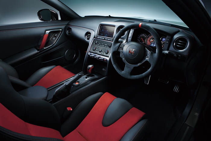 • The Nissan GT-R Nismo cockpit inspires driver confidence through both its craftsmanship and optimized driving position. • Interior trim features include discreet red stitching on the seats, center console, door trim and steering wheel.