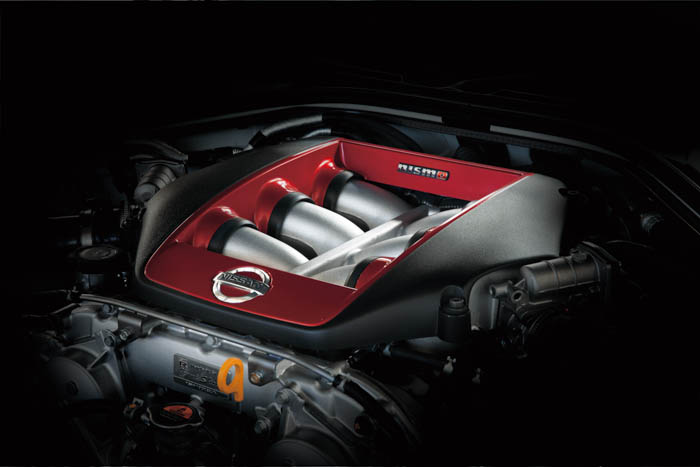 • Under the hood, the 3.8 liter V6 VR38DETT engine benefits from the know-how that Nismo has gained from participating in such events as the world-renowned Nurburgring 24 hour race. Engine power has risen and is now rated at 600hp (447kw) and 481 lb ft (652Nm) of torque. • New high flow, large diameter turbochargers, which are used for GT3 racing, improve breathing, while optimized individual ignition timing control for each cylinder and upgraded fuel pump improve combustion.