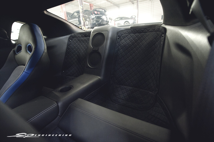 The 3 photos above showcases some of the noticeable additions to the Track Edition model; The blue/grey leather appointed front seats, Track Edition badge (the 950R badge, too!) and the rear seat delete with a diamond stitched cover.