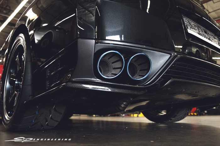 Of course with power, you’ve got to look cool while going fast. Our client wanted something simple and opted for the TiTek CF rear skirt and Stillen front lip.