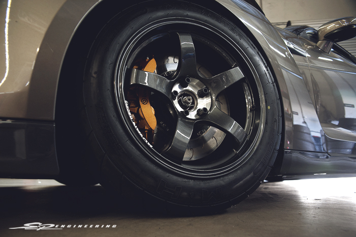 Advan TCIII’s were chosen and slapped on. Great for it’s ultra lightweight structure and design using new advanced flow-forming technology to maximize strength and durability for extreme racing conditions.