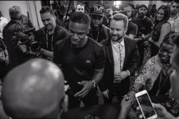 Jamie Foxx congratulates Floyd Mayweather after beating Conor McGregor. &nbsp;Photo by Idris Serba.