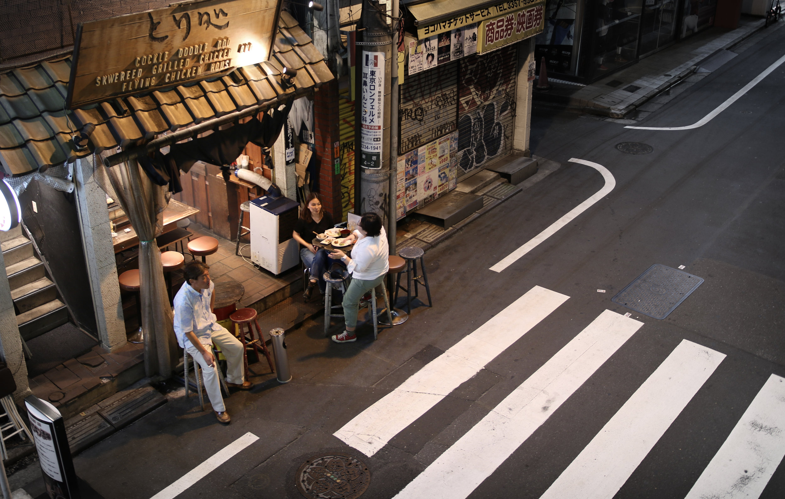 i just loved this tiny little eatery on the quietest street just on the other side of the worlds busiest train station: shinjuku. more examples of the contrasts in japan