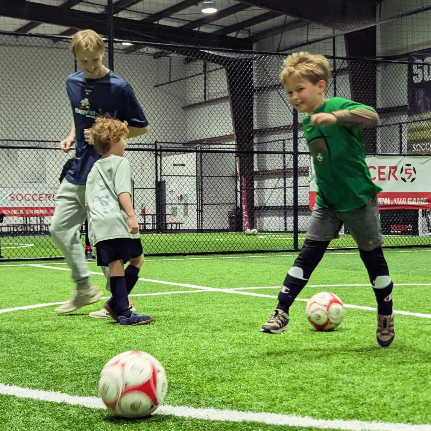 Skill work and lots of playing time at Soccer 5 for our Legends- The Next Step group! Lots of pullbacks, step overs, tunnel turns and scissors. Working our way up to the Maradona skill move. The kids are doing great! ⚽️❤️😃 

#happyfeetcharleston #ch