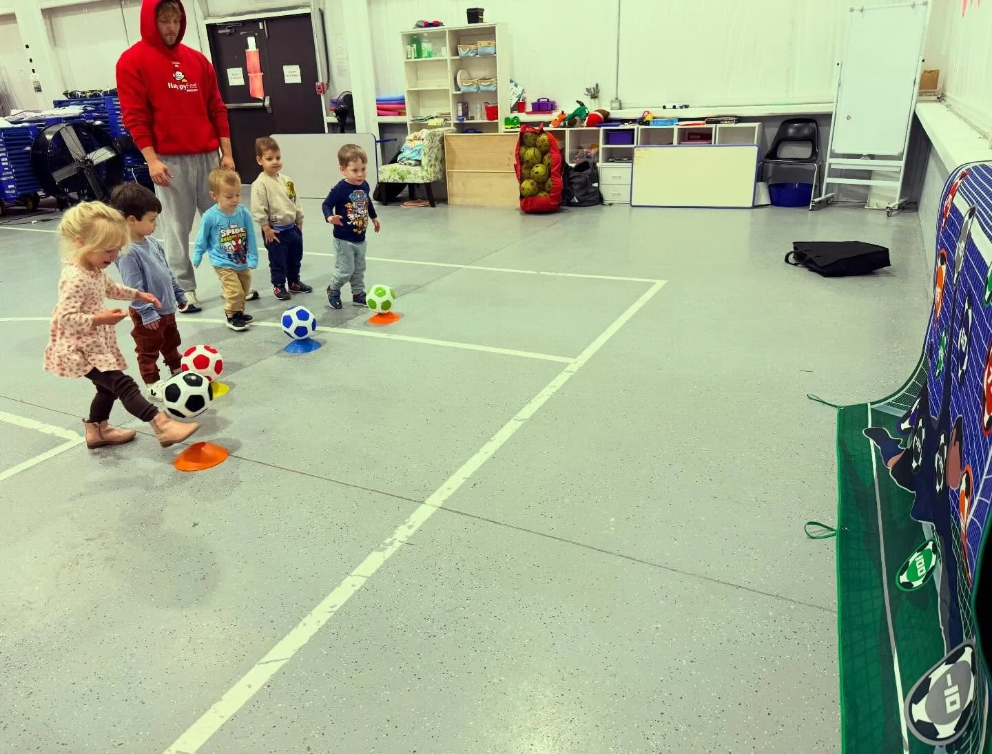 Indoor sticky soccer shooting practice! We had fun aiming our shots and scoring points! ⚽️❤️😃 

#happyfeetcharleston #charlestonsc #charlestonsoccer
