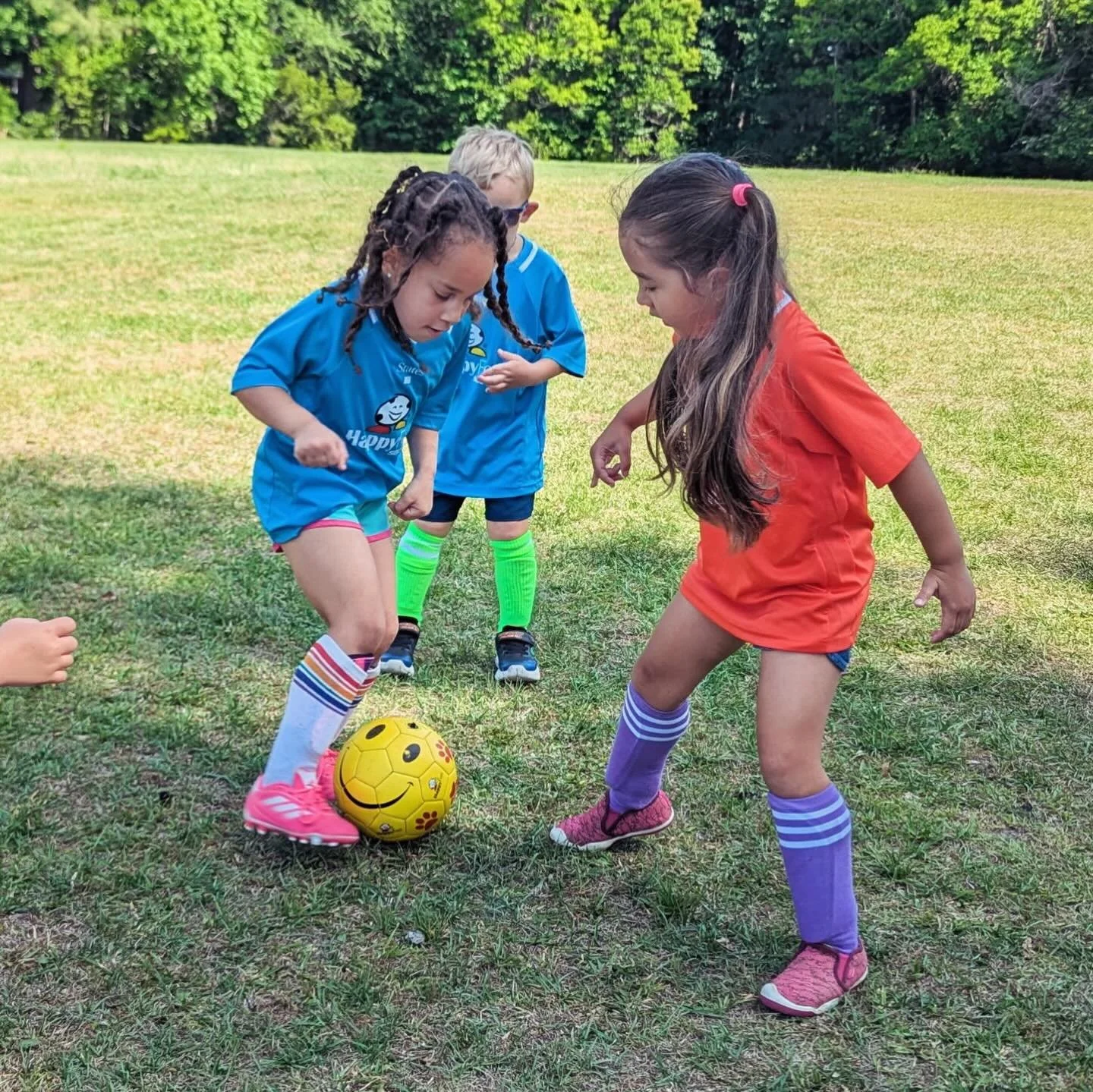 We can&rsquo;t wait to make more memories at Carnes Crossroads at Net International this weekend! ⚽️❤️😃 Skills with a smile!

Join a team at- https://www.happyfeetcharleston.com/weekend-leagues/

#happyfeetcharleston #charlestonsoccer #charlestonsc 