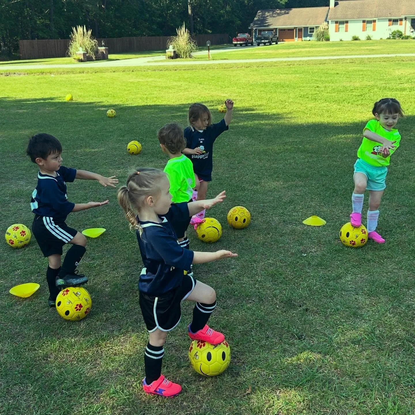 Stop Bob! 🛑 😃 Working on balance, coordination and control keeping Bob the soccer ball close to our feet while singing songs and playing games! ⚽️ ❤️ 😃 

#happyfeetcharleston #charlestonsoccer #charlestonsc
