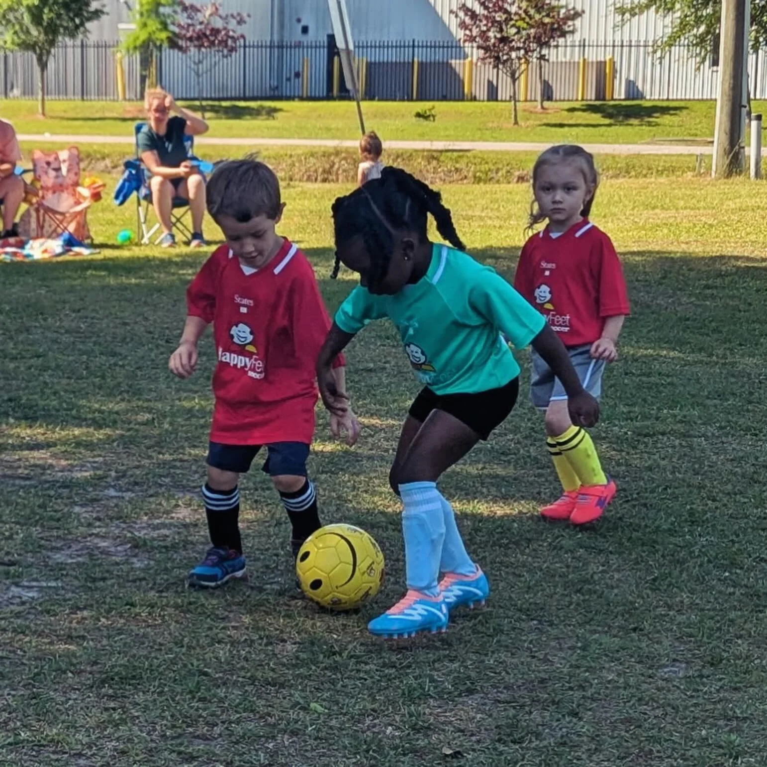 Weekend soccer FUN! The kids are gaining confidence! We love to see it!🤩⚽️❤️ 

#happyfeetcharleston #charlestonsoccer #charlestonsc #summervillesc #carnescrossroads