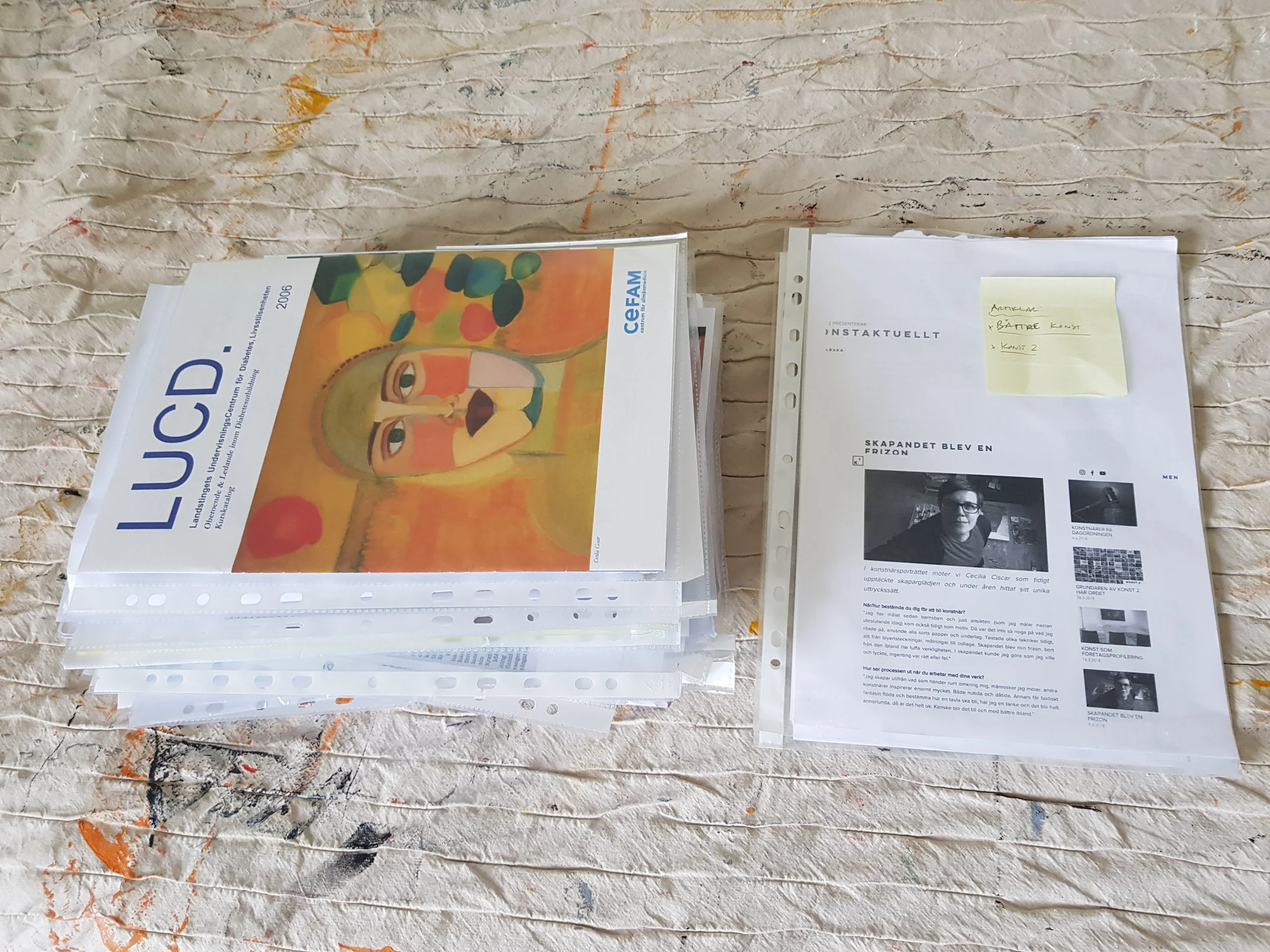 Tog mig tid att sortera och kvalificera all information (vernissagekort, tidningsurklipp med mera) i kronologisk ordning) och det blev en rejäl hög!! Från 2005 till idag maj 2019.