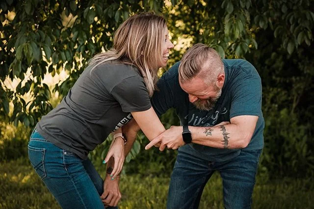 Tickling... I have a love / hate relationship with it. I love tickling my wife until she cries laughing but I hate being the one who gets tickled. I tend to go from 0 - angry with the first knee grab so don&rsquo;t even try. #nwaphotographer #coupleg