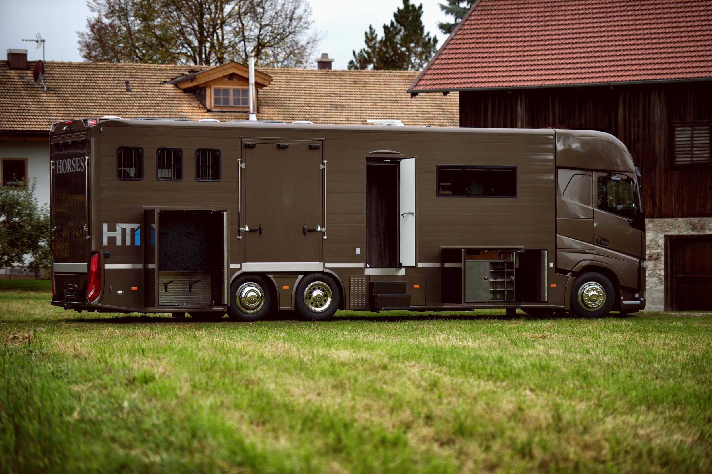Horse Truck Pop out Volvo Aniko Towers Photo Oct17-61.jpg
