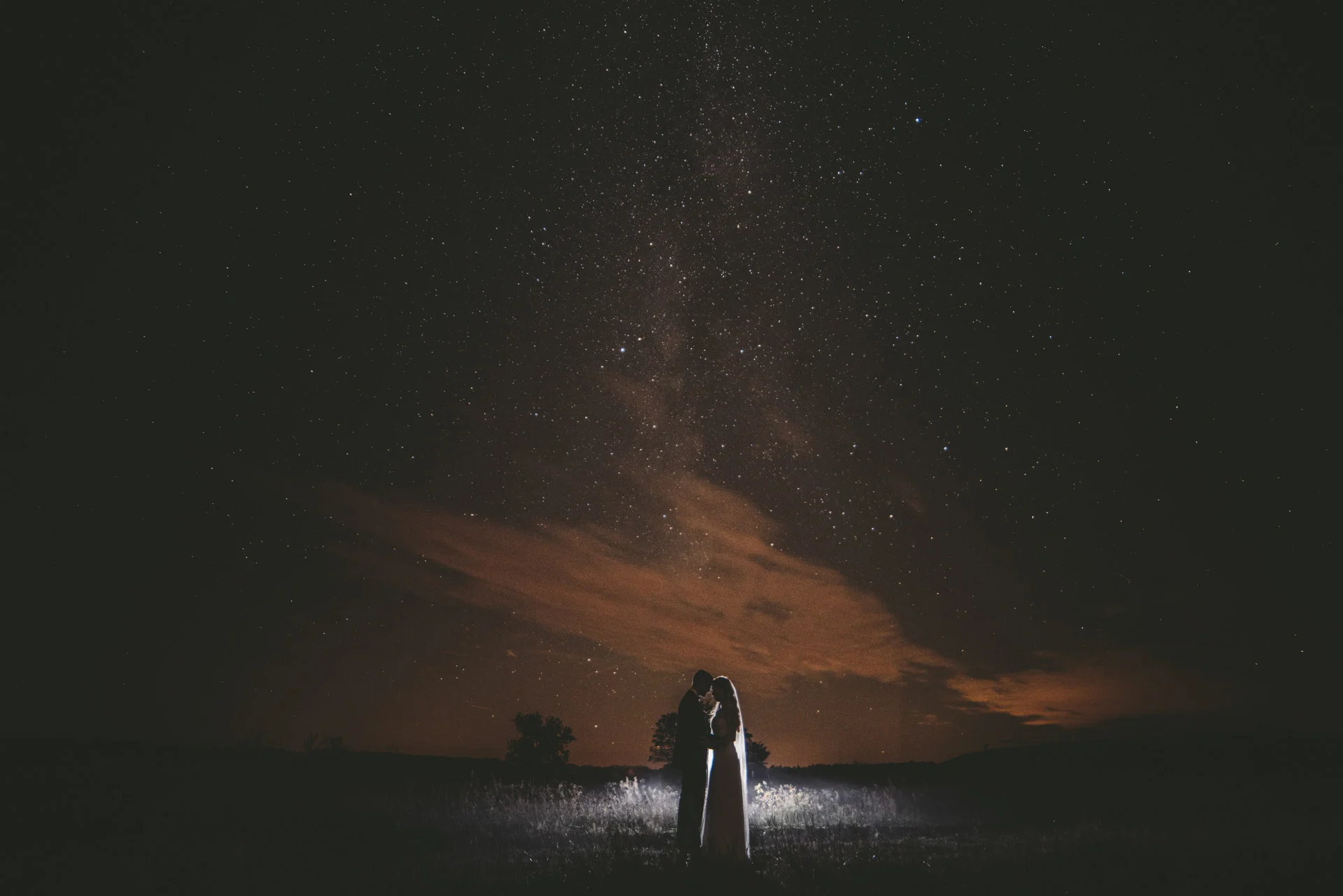 Eine Hochzeit mitten in der Natur mit Trauung im Dachboden und Fotos unter der Milchstraße