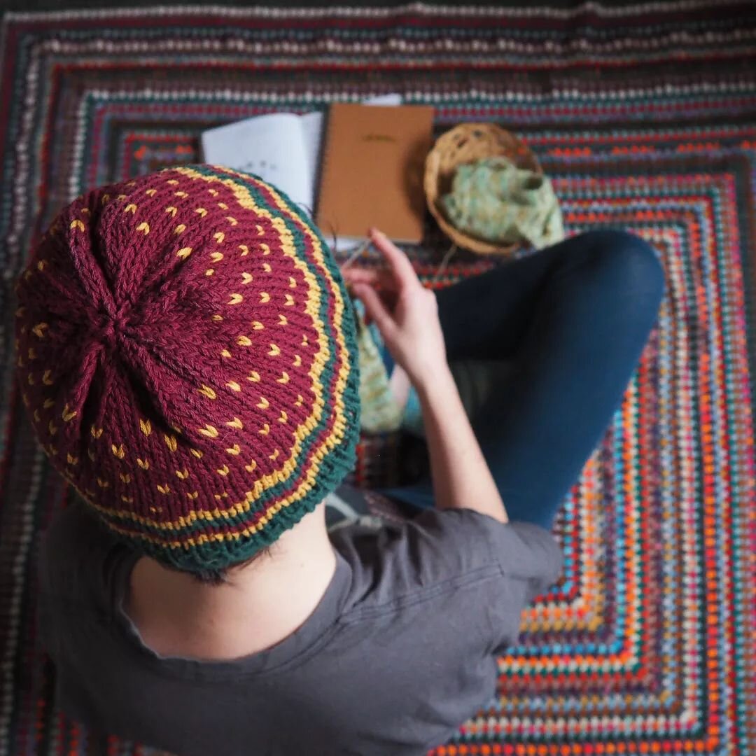 (ENG) Meet Paysage Neigeux Hat!&nbsp;

Snow season is over, but here is a quick stranded hat inspired by snow landscapes and worked in a hemp and cotton yarn by&nbsp;@natissea.chanvre&nbsp;

It's the perfect hat to transition into Spring. You can eas