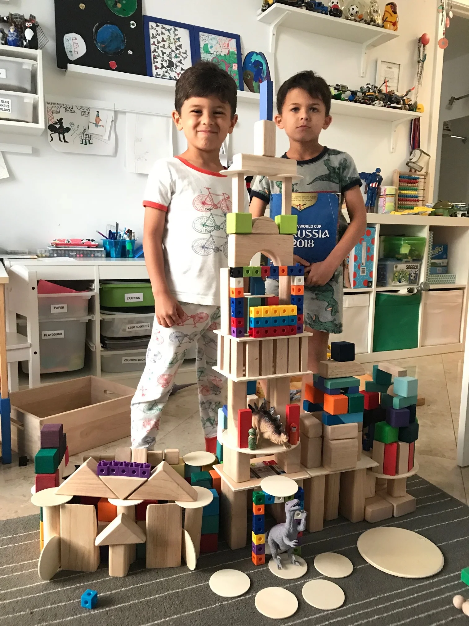 My boys, Manolo (5 yo) and Martin (7 yo) building castles.