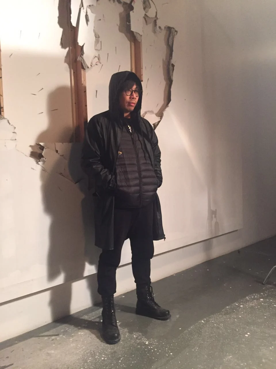 Chen Xiao in front of the work 陈霄于作品前