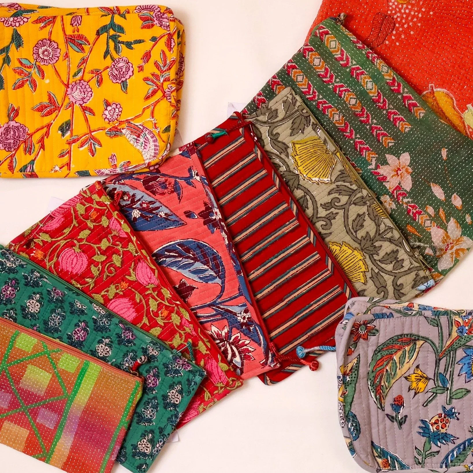 Bring a touch of Indian craftsmanship into your life with these colorful, multi-functional trousses*.
These zippered pouches from India come in a variety of vibrant colors and sizes. They’re perfect for storing pens, makeup or other small esse