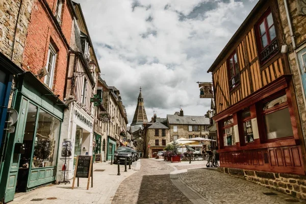 centre-bourg-de-domfront-coraline-et-leo-orne-600x400-f50_50.webp