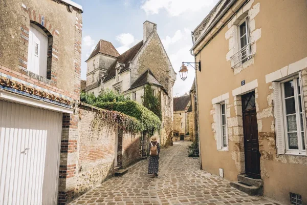 dans-les-rues-pavees-de-mortagne-au-perche-maxime-coquard-bestjobers-orne-600x400-f50_50.webp