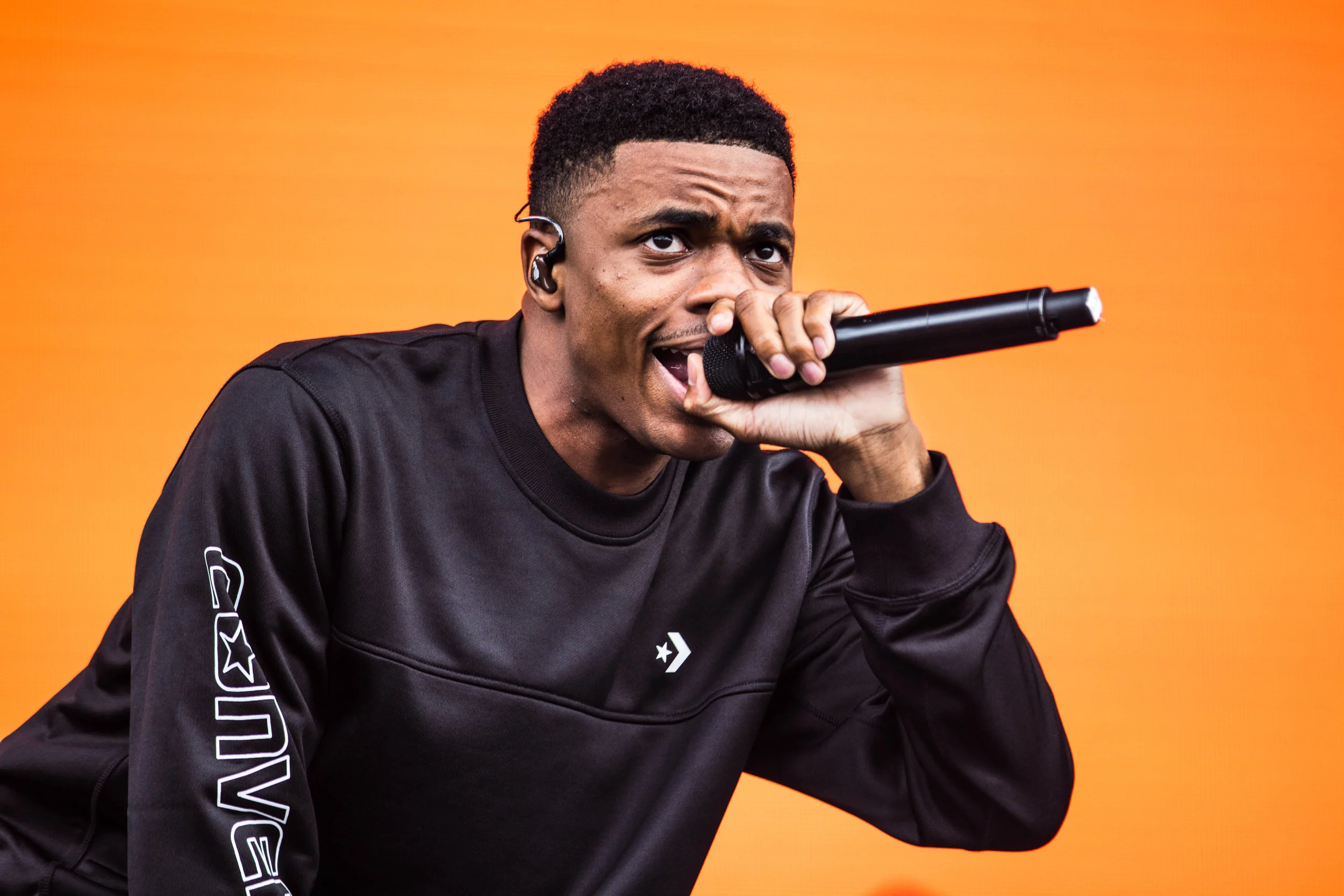 Vince Staples rapping to a packed crowd 
