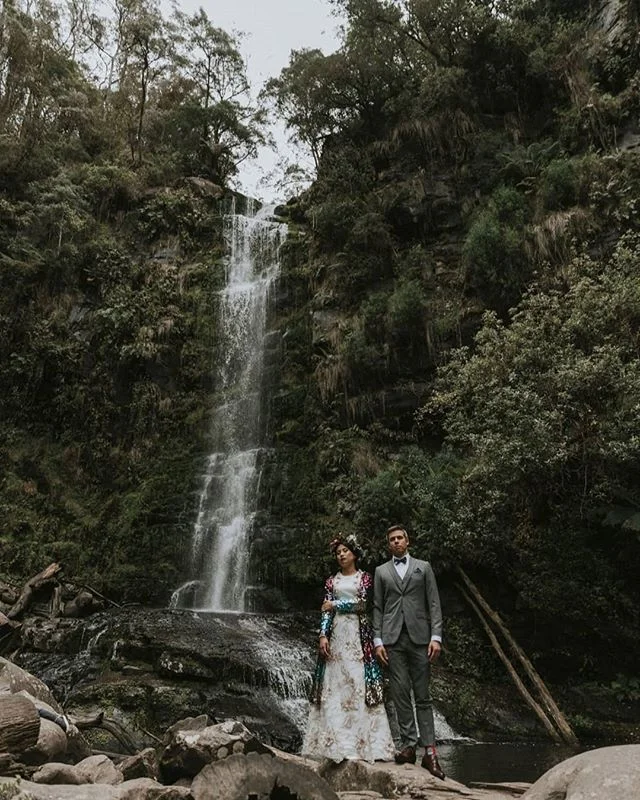 Eileen and Oliver's Wye River rainy-day wedding features today on @polkadotbride! I know what you're thinking, and you're right: we should all be wearing sequin capes to our weddings. Snappies by @aleksandarjasonweddings