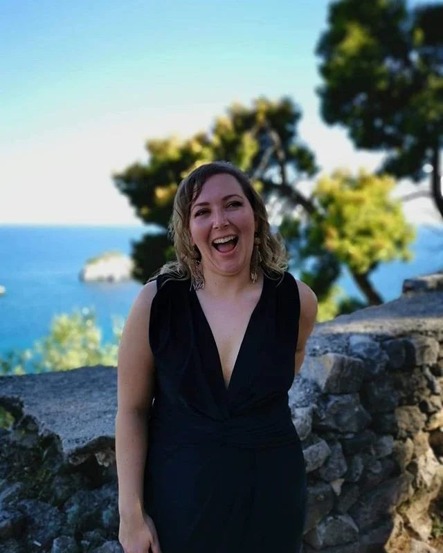 When I see wedding cake...